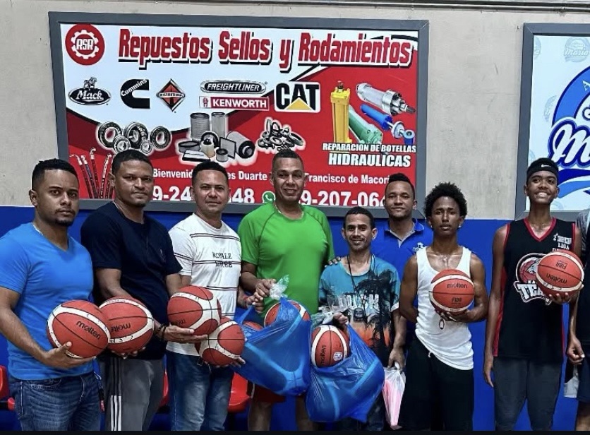 Michel de la Rosa dona utilería&nbsp;deportiva